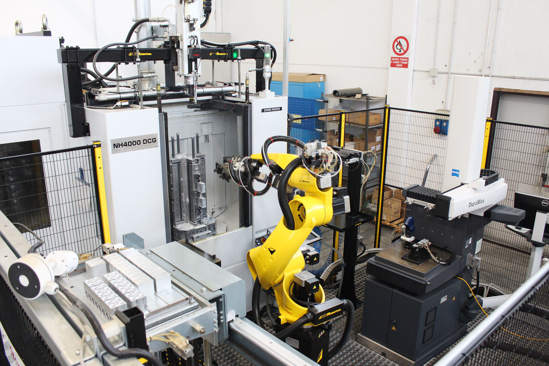 Robot automatizzato per il prelievo del materiale da lavorare